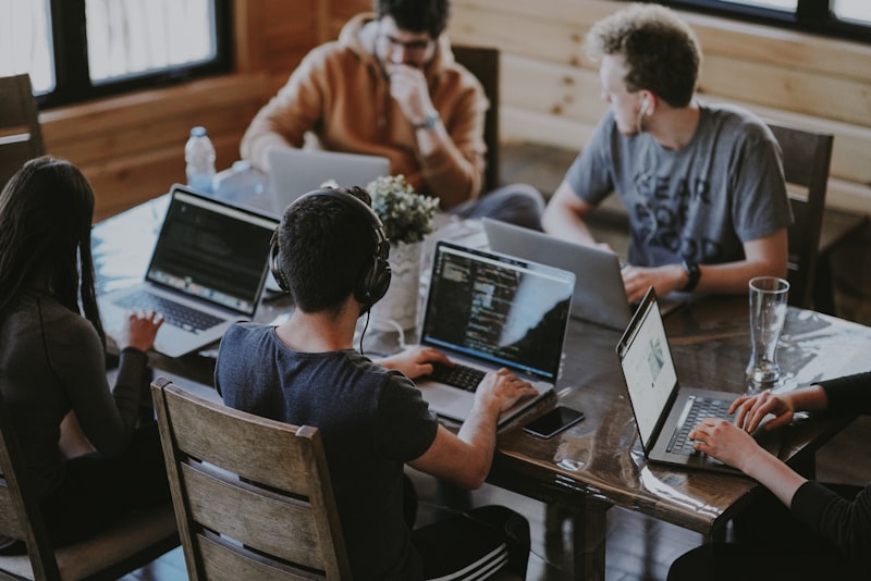 Zusammenarbeit in einem modern gestalteten Büro