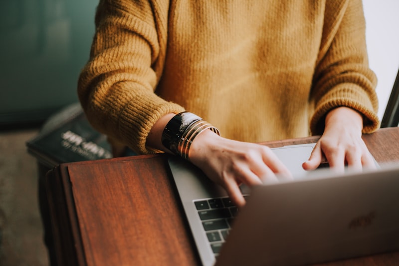 Arbeiten mit einem Notebook und sensiblen Dokumenten